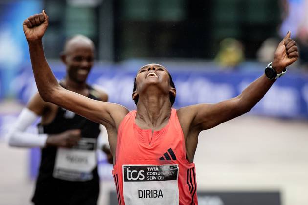 AMSTERDAM - Buze Diriba wins the Amsterdam Marathon for women. ANP RAMON VAN FLYMEN xVIxANPxSportx xxANPxIVx 572822800 originalFilename: 572822800