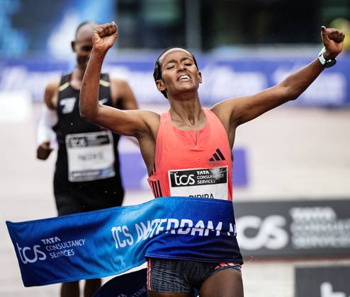 AMSTERDAM - Buze Diriba wins the Amsterdam Marathon for women. ANP RAMON VAN FLYMEN xVIxANPxSportx xxANPxIVx 572822895 originalFilename: 572822895