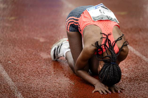 AMSTERDAM - Buze Diriba wins the Amsterdam Marathon for women. ANP RAMON VAN FLYMEN xVIxANPxSportx xxANPxIVx 572823049 originalFilename: 572823049