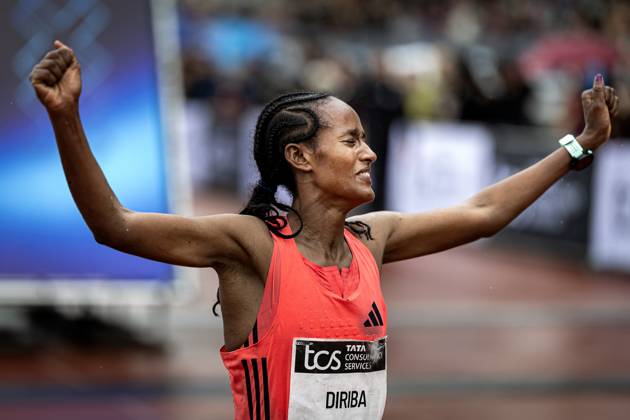 AMSTERDAM - Buze Diriba wins the Amsterdam Marathon for women. ANP RAMON VAN FLYMEN xVIxANPxSportx xxANPxIVx 572823167 originalFilename: 572823167