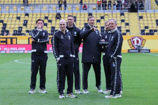 16.10.2026, xtgx, Fussball 2. Bundesliga, SG Dynamo Dresden - 1. FC Magdeburg, v.l. Trainerteam Magdeburg um Petrik Sander (Magdeburg, Trainer) (rechts) (DFL DFB REGULATIONS PROHIBIT ANY USE OF PHOTOGRAPHS as IMAGE SEQUENCES and or QUASI-VIDEO) Dresden