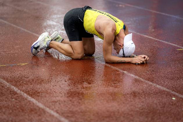 AMSTERDAM - Runners cross the finish line during the Amsterdam Marathon. ANP RAMON VAN FLYMEN xVIxANPxSportx xxANPxIVx 572823899 originalFilename: 572823899.jpg