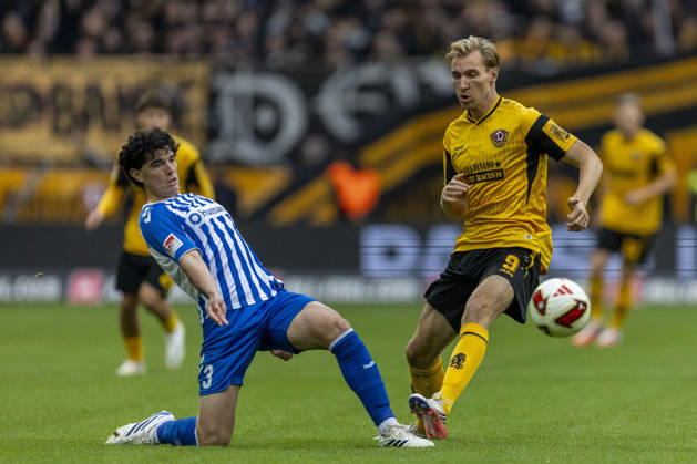 Sport Bilder des Tages GER, Dresden, Fussball, 2. Bundesliga, 8. Spieltag, Dynamo Dresden vs. 1. FC Magdeburg im Bild v.l.: Anselmo Garcia Mac Nulty (FC Magdeburg 03), Vincent Vermeij (Dynamo Dresden 09), Zweikampf 18.10.2026, Rudolf-Harbig Stadion Dresden DFL DFB REGULATIONS PROHIBIT ANY USE OF PHOTOGRAPHS AS IMAGE SEQUENCES AND OR QUASI-VIDEO, Copyright: HMBxMedia PaulxFritz