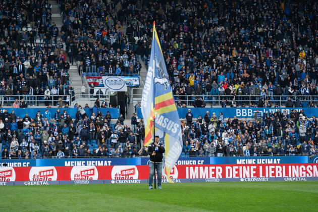 18.10.2026, xjyhynx, Fussball 2.Bundesliga, Karlsruher SC - SV Darmstadt 98, Fahnenträger Karlsruher SC (DFL DFB REGULATIONS PROHIBIT ANY USE OF PHOTOGRAPHS as IMAGE SEQUENCES and or QUASI-VIDEO) Karlsruhe