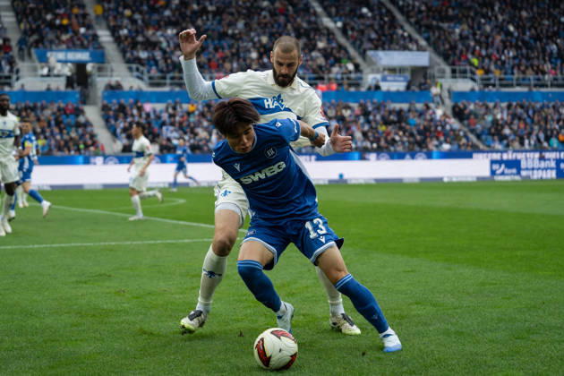 18.10.2026, xjyhynx, Fussball 2.Bundesliga, Karlsruher SC - SV Darmstadt 98, Aleksandar Vukotic (20, SV Darmstadt 98) im Zweikampf mit Shio Fukuda (13, Karlsruher SC) (DFL DFB REGULATIONS PROHIBIT ANY USE OF PHOTOGRAPHS as IMAGE SEQUENCES and or QUASI-VIDEO) Karlsruhe