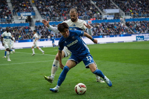 Sport Bilder des Tages 18.10.2026, xjyhynx, Fussball 2.Bundesliga, Karlsruher SC - SV Darmstadt 98, Aleksandar Vukotic (20, SV Darmstadt 98) im Zweikampf mit Shio Fukuda (13, Karlsruher SC) (DFL DFB REGULATIONS PROHIBIT ANY USE OF PHOTOGRAPHS as IMAGE SEQUENCES and or QUASI-VIDEO) Karlsruhe