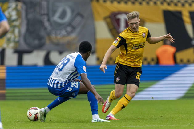 GER, Dresden, Fussball, 2. Bundesliga, 8. Spieltag, Dynamo Dresden vs. 1. FC Magdeburg im Bild v.l.: Pierre Nadjombe (FC Magdeburg 28), Jonas Sterner (Dynamo Dresden 32), Zweikampf 18.10.2026, Rudolf-Harbig Stadion Dresden DFL DFB REGULATIONS PROHIBIT ANY USE OF PHOTOGRAPHS AS IMAGE SEQUENCES AND OR QUASI-VIDEO, Copyright: HMBxMedia PaulxFritz