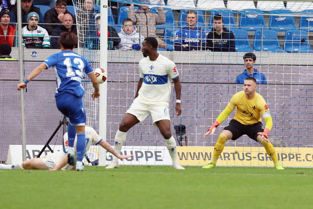 18.10.2026, xrekx, Fussball 2.Bundesliga, Karlsruher SC - SV Darmstadt 98 v.l. Torschuss zum 1:0 durch Shio Fukuda (Karlsruher SC) Marcel Schuhen (SV Darmstadt 98) (DFL DFB REGULATIONS PROHIBIT ANY USE OF PHOTOGRAPHS as IMAGE SEQUENCES and or QUASI-VIDEO) Karlsruhe