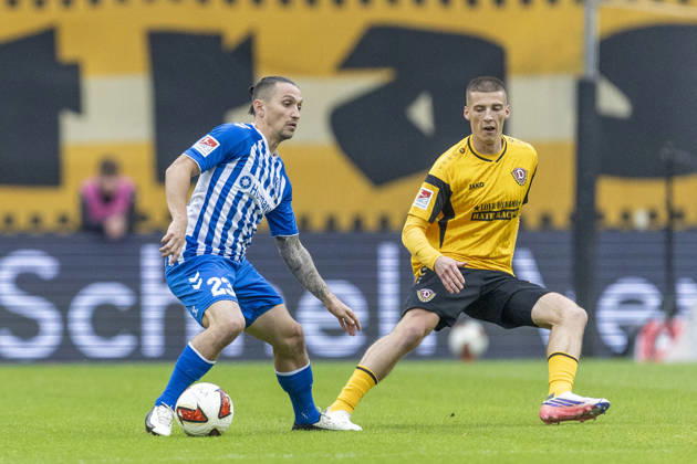 GER, Dresden, Fussball, 2. Bundesliga, 8. Spieltag, Dynamo Dresden vs. 1. FC Magdeburg im Bild v.l.: Baris Atik (FC Magdeburg 23), Tobias Raschl (Dynamo Dresden 21), Zweikampf 18.10.2026, Rudolf-Harbig Stadion Dresden DFL DFB REGULATIONS PROHIBIT ANY USE OF PHOTOGRAPHS AS IMAGE SEQUENCES AND OR QUASI-VIDEO, Copyright: HMBxMedia PaulxFritz