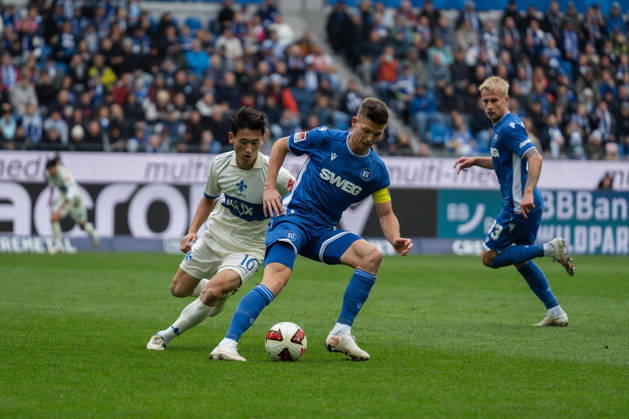 18.10.2026, xjyhynx, Fussball 2.Bundesliga, Karlsruher SC - SV Darmstadt 98, Hiroki Akiyama (16, SV Darmstadt 98) im Zweikampf mit Marvin Wanitzek (10, Karlsruher SC) (DFL DFB REGULATIONS PROHIBIT ANY USE OF PHOTOGRAPHS as IMAGE SEQUENCES and or QUASI-VIDEO) Karlsruhe
