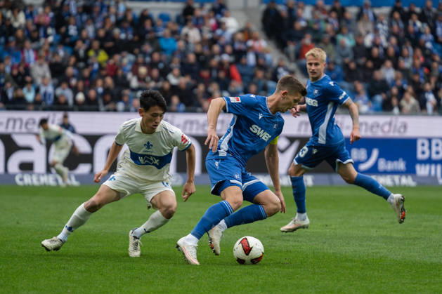 18.10.2026, xjyhynx, Fussball 2.Bundesliga, Karlsruher SC - SV Darmstadt 98, v.l. Hiroki Akiyama (16, SV Darmstadt 98) im Zweikampf mit Marvin Wanitzek (10, Karlsruher SC) (DFL DFB REGULATIONS PROHIBIT ANY USE OF PHOTOGRAPHS as IMAGE SEQUENCES and or QUASI-VIDEO) Karlsruhe