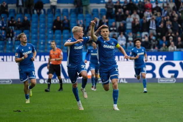 18.10.2026, xjyhynx, Fussball 2.Bundesliga, Karlsruher SC - SV Darmstadt 98, v.l. Viktor Bergh (33, Karlsruher SC) jubelt mit dem Torschützen zum 2:0 Marvin Wanitzek (10, Karlsruher SC) (DFL DFB REGULATIONS PROHIBIT ANY USE OF PHOTOGRAPHS as IMAGE SEQUENCES and or QUASI-VIDEO) Karlsruhe