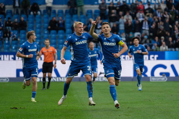 18.10.2026, xjyhynx, Fussball 2.Bundesliga, Karlsruher SC - SV Darmstadt 98, v.l. Viktor Bergh (33, Karlsruher SC) jubelt mit dem Torschützen zum 2:0 Marvin Wanitzek (10, Karlsruher SC) (DFL DFB REGULATIONS PROHIBIT ANY USE OF PHOTOGRAPHS as IMAGE SEQUENCES and or QUASI-VIDEO) Karlsruhe
