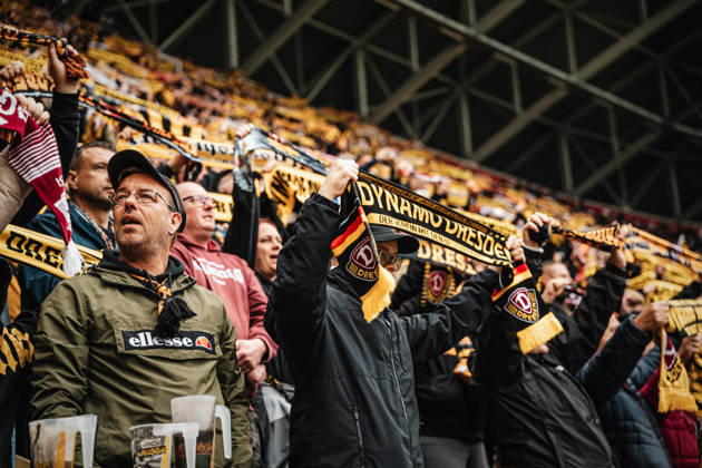 Im Bild: Fan mit Dynamo-Schal 18.10.2026, SG Dynamo Dresden - 1. FC Magdeburg, 2. BUNDESLIGA - 8. SPIELTAG, Fußball, Deutschland, Dresden, Rudolf-Harbig-Stadion Copyright: HMBxMedia xEtiennexSchlick