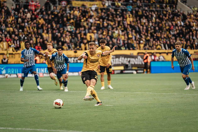Im Bild: Niklas Hauptmann (27, SG Dynamo Dresden) trifft 11 Meter nach Faul 18.10.2026, SG Dynamo Dresden - 1. FC Magdeburg, 2. BUNDESLIGA - 8. SPIELTAG, Fußball, Deutschland, Dresden, Rudolf-Harbig-Stadion Copyright: HMBxMedia xEtiennexSchlick
