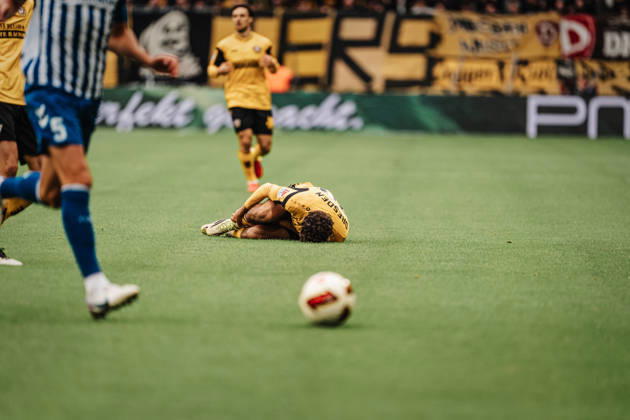 Im Bild: Ben Bobzien (20, SG Dynamo Dresden) nach Faul am Boden 18.10.2026, SG Dynamo Dresden - 1. FC Magdeburg, 2. BUNDESLIGA - 8. SPIELTAG, Fußball, Deutschland, Dresden, Rudolf-Harbig-Stadion Copyright: HMBxMedia xEtiennexSchlick