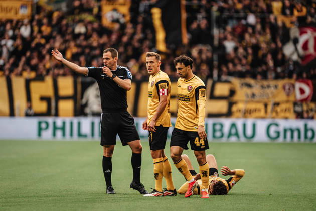 Im Bild: Nach Faul an Ben Bobzien (20, SG Dynamo Dresden) Freistoß für SG Dynamo Dresden 18.10.2026, SG Dynamo Dresden - 1. FC Magdeburg, 2. BUNDESLIGA - 8. SPIELTAG, Fußball, Deutschland, Dresden, Rudolf-Harbig-Stadion Copyright: HMBxMedia xEtiennexSchlick