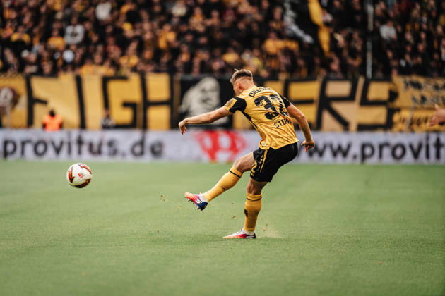 Im Bild: Freist0ß durch Jonas Sterner (32, SG Dynamo Dresden) 18.10.2026, SG Dynamo Dresden - 1. FC Magdeburg, 2. BUNDESLIGA - 8. SPIELTAG, Fußball, Deutschland, Dresden, Rudolf-Harbig-Stadion Copyright: HMBxMedia xEtiennexSchlick