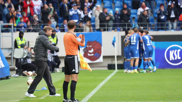 18.10.2026, xrekx, Fussball 2.Bundesliga, Karlsruher SC - SV Darmstadt 98 v.l. Florian Kohfeldt Trainer (SV Darmstadt 98) gibt Anweisungen, gestikuliert, mit den Armen gestikulieren gives instructions, gesticulate Marvin Wanitzek (Karlsruher SC) jubelt nach seinem Tor zum 2:0 (DFL DFB REGULATIONS PROHIBIT ANY USE OF PHOTOGRAPHS as IMAGE SEQUENCES and or QUASI-VIDEO) Karlsruhe