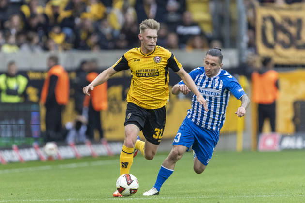 GER, Dresden, Fussball, 2. Bundesliga, 8. Spieltag, Dynamo Dresden vs. 1. FC Magdeburg im Bild v.l.: Jonas Sterner (Dynamo Dresden 32), Baris Atik (FC Magdeburg 23), Zweikampf 18.10.2026, Rudolf-Harbig Stadion Dresden DFL DFB REGULATIONS PROHIBIT ANY USE OF PHOTOGRAPHS AS IMAGE SEQUENCES AND OR QUASI-VIDEO, Copyright: HMBxMedia PaulxFritz