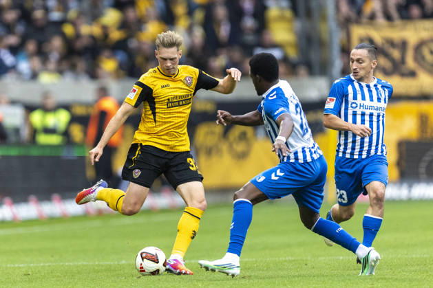 GER, Dresden, Fussball, 2. Bundesliga, 8. Spieltag, Dynamo Dresden vs. 1. FC Magdeburg im Bild v.l.: Jonas Sterner (Dynamo Dresden 32), Pierre Nadjombe (FC Magdeburg 28), Zweikampf 18.10.2026, Rudolf-Harbig Stadion Dresden DFL DFB REGULATIONS PROHIBIT ANY USE OF PHOTOGRAPHS AS IMAGE SEQUENCES AND OR QUASI-VIDEO, Copyright: HMBxMedia PaulxFritz