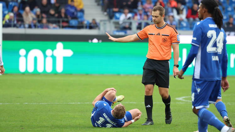 18.10.2026, xrekx, Fussball 2.Bundesliga, Karlsruher SC - SV Darmstadt 98 v.l. Noel Eichinger (Karlsruher SC) verletzt, Verletzung, Schmerz, Schmerzen, injured, injury, pain, pains Schiedsrichter Referee Marc Philip Eckermann (DFL DFB REGULATIONS PROHIBIT ANY USE OF PHOTOGRAPHS as IMAGE SEQUENCES and or QUASI-VIDEO) Karlsruhe