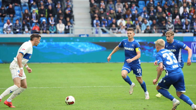 18.10.2026, xrekx, Fussball 2.Bundesliga, Karlsruher SC - SV Darmstadt 98 v.l. Lance Duijvestijn (SV Darmstadt 98) Marvin Wanitzek (Karlsruher SC) (DFL DFB REGULATIONS PROHIBIT ANY USE OF PHOTOGRAPHS as IMAGE SEQUENCES and or QUASI-VIDEO) Karlsruhe