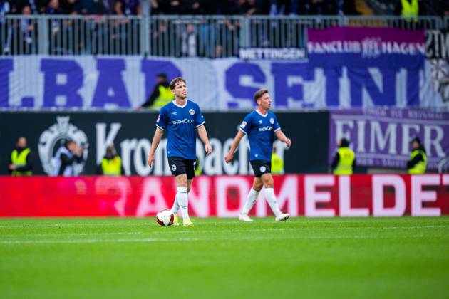 18.10.2026 - Fußball, 2026 2027, 2. Bundesliga, 8. Spieltag, DSC Arminia Bielefeld - VfL Osnabrück: (L-R) Leon Jensen (Bielefeld), Marius Wörl (Bielefeld) nach dem Tor zum 0:1 von Robin Meißner (Osnabrück) DFL REGULATIONS PROHIBIT ANY USE OF PHOTOGRAPHS AS IMAGE SEQUENCES AND OR QUASI-VIDEO.