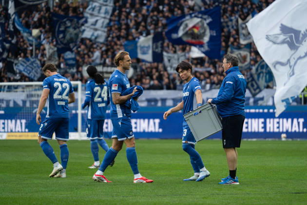18.10.2026, xjyhynx, Fussball 2.Bundesliga, Karlsruher SC - SV Darmstadt 98, m. Marcel Franke (28, Karlsruher SC) gibt seine Einlauf-Jacke ab (DFL DFB REGULATIONS PROHIBIT ANY USE OF PHOTOGRAPHS as IMAGE SEQUENCES and or QUASI-VIDEO) Karlsruhe
