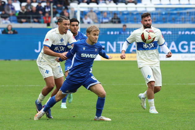 18.10.2026, xrekx, Fussball 2.Bundesliga, Karlsruher SC - SV Darmstadt 98 v.l. Lance Duijvestijn (SV Darmstadt 98) Santeri Leevi Oliver Väänänen (Karlsruher SC) Zweikampf, Aktion, action, battle for the ball Marco Richter (SV Darmstadt 98) (DFL DFB REGULATIONS PROHIBIT ANY USE OF PHOTOGRAPHS as IMAGE SEQUENCES and or QUASI-VIDEO) Karlsruhe