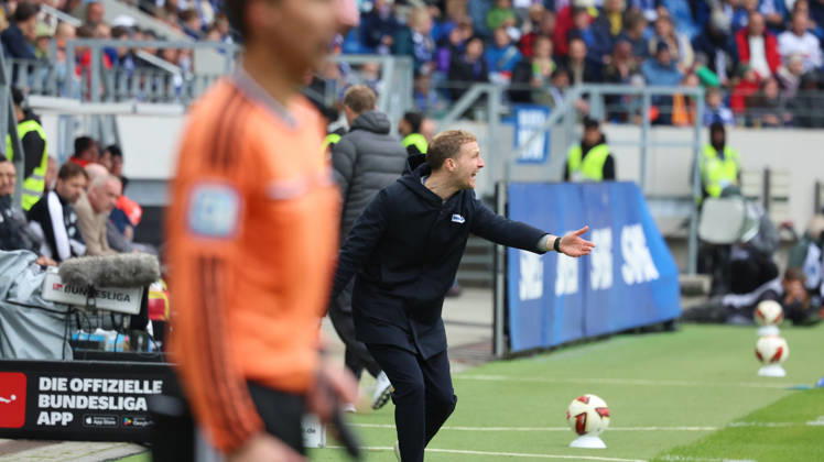 18.10.2026, xrekx, Fussball 2.Bundesliga, Karlsruher SC - SV Darmstadt 98 v.l. Maximilian Senft Trainer (Karlsruher SC) gibt Anweisungen, gestikuliert, mit den Armen gestikulieren gives instructions, gesticulate (DFL DFB REGULATIONS PROHIBIT ANY USE OF PHOTOGRAPHS as IMAGE SEQUENCES and or QUASI-VIDEO) Karlsruhe