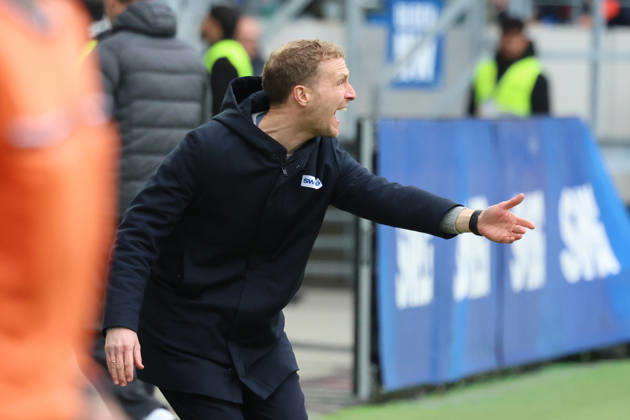 18.10.2026, xrekx, Fussball 2.Bundesliga, Karlsruher SC - SV Darmstadt 98 v.l. Maximilian Senft Trainer (Karlsruher SC) gibt Anweisungen, gestikuliert, mit den Armen gestikulieren gives instructions, gesticulate (DFL DFB REGULATIONS PROHIBIT ANY USE OF PHOTOGRAPHS as IMAGE SEQUENCES and or QUASI-VIDEO) Karlsruhe