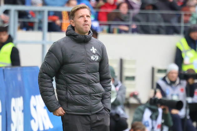 18.10.2026, xrekx, Fussball 2.Bundesliga, Karlsruher SC - SV Darmstadt 98 v.l. Florian Kohfeldt Trainer (SV Darmstadt 98) enttaeuscht, enttäuscht, schaut enttaeuscht, niedergeschlagen, disappointed (DFL DFB REGULATIONS PROHIBIT ANY USE OF PHOTOGRAPHS as IMAGE SEQUENCES and or QUASI-VIDEO) Karlsruhe