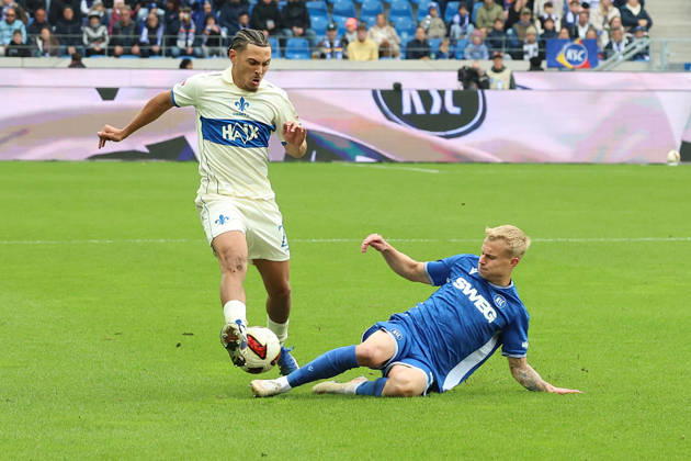 18.10.2026, xrekx, Fussball 2.Bundesliga, Karlsruher SC - SV Darmstadt 98 v.l. William Mikelbrencis (SV Darmstadt 98) Viktor Bergh (Karlsruher SC) Zweikampf, Aktion, action, battle for the ball (DFL DFB REGULATIONS PROHIBIT ANY USE OF PHOTOGRAPHS as IMAGE SEQUENCES and or QUASI-VIDEO) Karlsruhe