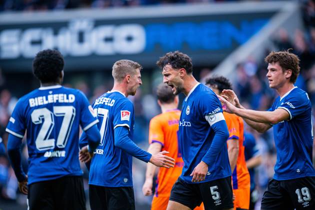 18.10.2026 - Fußball, 2026 2027, 2. Bundesliga, 8. Spieltag, DSC Arminia Bielefeld - VfL Osnabrück: (2R) Maximilian Bauer (Bielefeld) jubelt nach seinem Tor zum 1:1 mit (L-R) Benjamin Boakye (Bielefeld), Arne Sicker (Bielefeld), Maximilian Großer (Bielefeld) DFL REGULATIONS PROHIBIT ANY USE OF PHOTOGRAPHS AS IMAGE SEQUENCES AND OR QUASI-VIDEO.