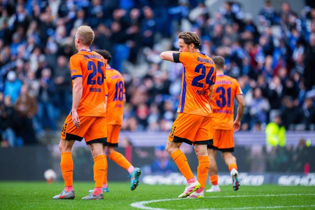 18.10.2026 - Fußball, 2026 2027, 2. Bundesliga, 8. Spieltag, DSC Arminia Bielefeld - VfL Osnabrück: (L-R) Niklas Wiemann (Osnabrück), Leon Flach (Osnabrück), Jannik Müller (Osnabrück), Patrick Kammerbauer (Osnabrück) nach dem Tor zum 1:1 von Maximilian Bauer (Bielefeld) DFL REGULATIONS PROHIBIT ANY USE OF PHOTOGRAPHS AS IMAGE SEQUENCES AND OR QUASI-VIDEO.