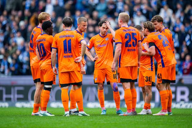 18.10.2026 - Fußball, 2026 2027, 2. Bundesliga, 8. Spieltag, DSC Arminia Bielefeld - VfL Osnabrück: Mannschaft (Osnabrück) nach dem Tor zum 1:1 von Maximilian Bauer (Bielefeld) DFL REGULATIONS PROHIBIT ANY USE OF PHOTOGRAPHS AS IMAGE SEQUENCES AND OR QUASI-VIDEO.