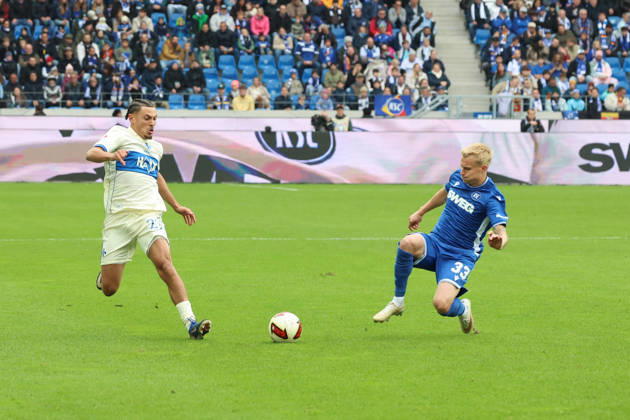 18.10.2026, xrekx, Fussball 2.Bundesliga, Karlsruher SC - SV Darmstadt 98 v.l. William Mikelbrencis (SV Darmstadt 98) Viktor Bergh (Karlsruher SC) Zweikampf, Aktion, action, battle for the ball (DFL DFB REGULATIONS PROHIBIT ANY USE OF PHOTOGRAPHS as IMAGE SEQUENCES and or QUASI-VIDEO) Karlsruhe