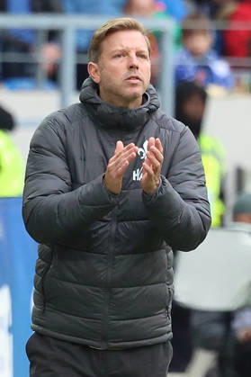 18.10.2026, xrekx, Fussball 2.Bundesliga, Karlsruher SC - SV Darmstadt 98 v.l. Florian Kohfeldt Trainer (SV Darmstadt 98) gibt Anweisungen, gestikuliert, mit den Armen gestikulieren gives instructions, gesticulate (DFL DFB REGULATIONS PROHIBIT ANY USE OF PHOTOGRAPHS as IMAGE SEQUENCES and or QUASI-VIDEO) Karlsruhe