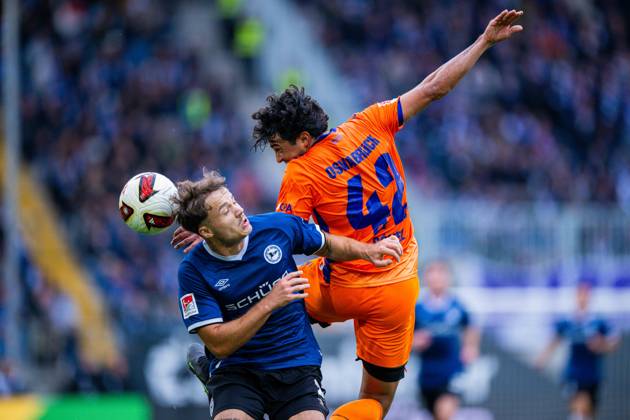 Sport Bilder des Tages 18.10.2026 - Fußball, 2026 2027, 2. Bundesliga, 8. Spieltag, DSC Arminia Bielefeld - VfL Osnabrück: (L-R) Felix Hagmann (Bielefeld), Jonathan Gomez (Osnabrück) DFL REGULATIONS PROHIBIT ANY USE OF PHOTOGRAPHS AS IMAGE SEQUENCES AND OR QUASI-VIDEO.
