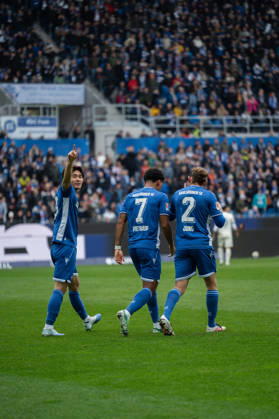 18.10.2026, xjyhynx, Fussball 2.Bundesliga, Karlsruher SC - SV Darmstadt 98, Shio Fukuda (13, Karlsruher SC) feiert seinen Treffer zum 1:0, r. Kevin Wiethaup (7, Karlsruher SC) und Sebastian Jung (2, Karlsruher SC) (DFL DFB REGULATIONS PROHIBIT ANY USE OF PHOTOGRAPHS as IMAGE SEQUENCES and or QUASI-VIDEO) Karlsruhe