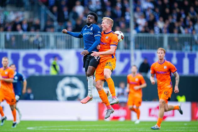 18.10.2026 - Fußball, 2026 2027, 2. Bundesliga, 8. Spieltag, DSC Arminia Bielefeld - VfL Osnabrück: (L-R) Benjamin Boakye (Bielefeld), Robin Fabinski (Osnabrück) DFL REGULATIONS PROHIBIT ANY USE OF PHOTOGRAPHS AS IMAGE SEQUENCES AND OR QUASI-VIDEO.