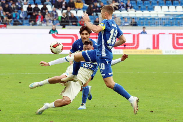 18.10.2026, xrekx, Fussball 2.Bundesliga, Karlsruher SC - SV Darmstadt 98 v.l. Marco Richter (SV Darmstadt 98) Marvin Wanitzek (Karlsruher SC) Zweikampf, Aktion, action, battle for the ball (DFL DFB REGULATIONS PROHIBIT ANY USE OF PHOTOGRAPHS as IMAGE SEQUENCES and or QUASI-VIDEO) Karlsruhe