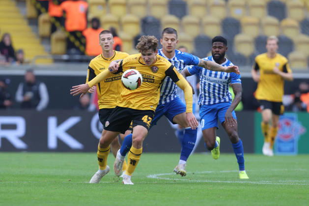 18.10.2026, xtgx, Fussball - 2.Bundesliga Dynamo Dresden - 1.FC Magdeburg v.l. Friedrich Müller (Dresden, 42), Mateusz Zukowski (Magdeburg, 22) Zweikampf, Duell, Kampf, tackle (DFL DFB REGULATIONS PROHIBIT ANY USE OF PHOTOGRAPHS as IMAGE SEQUENCES and or QUASI-VIDEO) Dresden