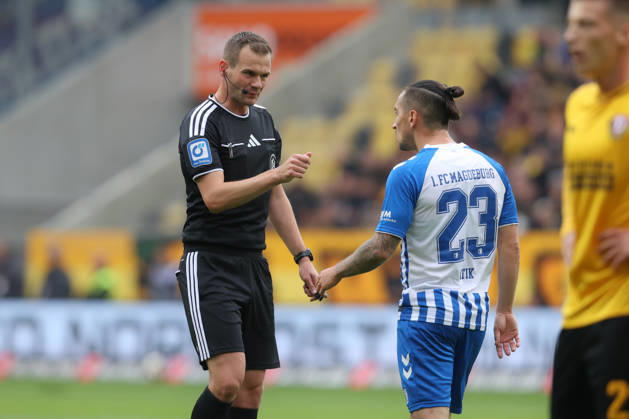 18.10.2026, xtgx, Fussball - 2.Bundesliga Dynamo Dresden - 1.FC Magdeburg v.l. Schiedsrichter, Schiri, referee diskutiert mit Baris Atik (Magdeburg, 23) (DFL DFB REGULATIONS PROHIBIT ANY USE OF PHOTOGRAPHS as IMAGE SEQUENCES and or QUASI-VIDEO) Dresden