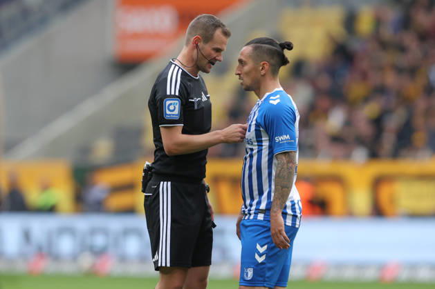 18.10.2026, xtgx, Fussball - 2.Bundesliga Dynamo Dresden - 1.FC Magdeburg v.l. Schiedsrichter, Schiri, referee diskutiert mit Baris Atik (Magdeburg, 23) (DFL DFB REGULATIONS PROHIBIT ANY USE OF PHOTOGRAPHS as IMAGE SEQUENCES and or QUASI-VIDEO) Dresden