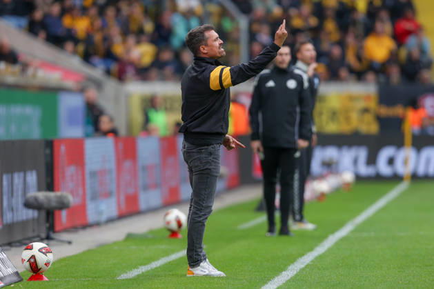 18.10.2026, xtgx, Fussball - 2.Bundesliga Dynamo Dresden - 1.FC Magdeburg v.l. dtrt gibt Anweisungen, gestikuliert mit den Armen, gesticulate, gives instructions (DFL DFB REGULATIONS PROHIBIT ANY USE OF PHOTOGRAPHS as IMAGE SEQUENCES and or QUASI-VIDEO) Dresden