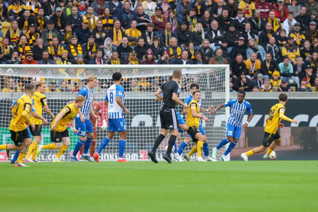 18.10.2026, xtgx, Fussball - 2.Bundesliga Dynamo Dresden - 1.FC Magdeburg v.l. Foul vor dem Elfmeter (DFL DFB REGULATIONS PROHIBIT ANY USE OF PHOTOGRAPHS as IMAGE SEQUENCES and or QUASI-VIDEO) Dresden