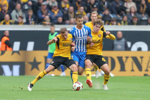 16.10.2026, xtgx, Fussball 2. Bundesliga, SG Dynamo Dresden - 1. FC Magdeburg, v.l. Niklas Hauptmann (Dresden, 27), Mateusz Zukowski (Magdeburg, 22), Friedrich Müller (Dresden, 42) Zweikampf, Duell, Kampf, tackle (DFL DFB REGULATIONS PROHIBIT ANY USE OF PHOTOGRAPHS as IMAGE SEQUENCES and or QUASI-VIDEO) Dresden
