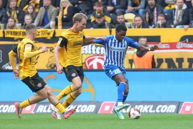 16.10.2026, xtgx, Fussball 2. Bundesliga, SG Dynamo Dresden - 1. FC Magdeburg, v.l. Vincent Vermeij (Dresden, 9), Pierre Nadjombe (Magdeburg, 28)r Zweikampf, Duell, Kampf, tackle (DFL DFB REGULATIONS PROHIBIT ANY USE OF PHOTOGRAPHS as IMAGE SEQUENCES and or QUASI-VIDEO) Dresden